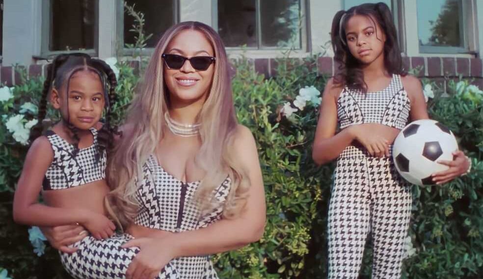Beyoncé posa com as filhas Blue Ivy e Rumi para lançamento de coleção