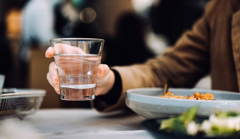 Água e seus benefícios na hora da refeição