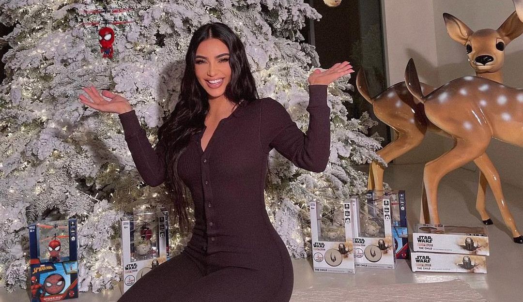 Kim Kardashian fica chocada ao ver que os filhos fizeram elfos da decoração natalina de 
