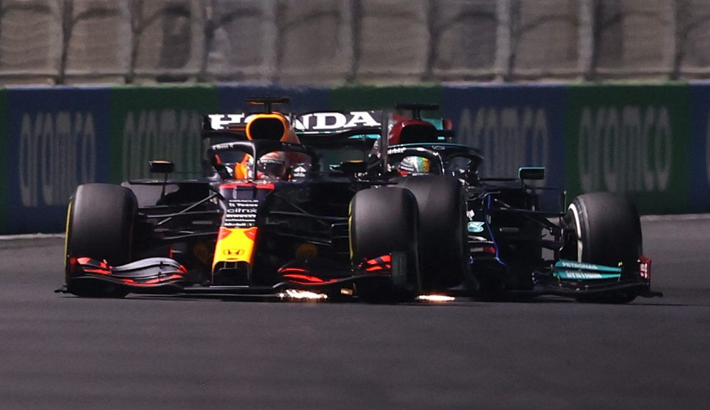 Verstappen sofre punição após a corrida por causar colisão com Hamilton