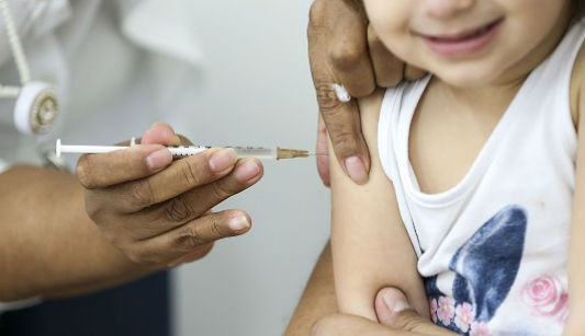 Advogada vai ao tribunal para conseguir vacinar a filha