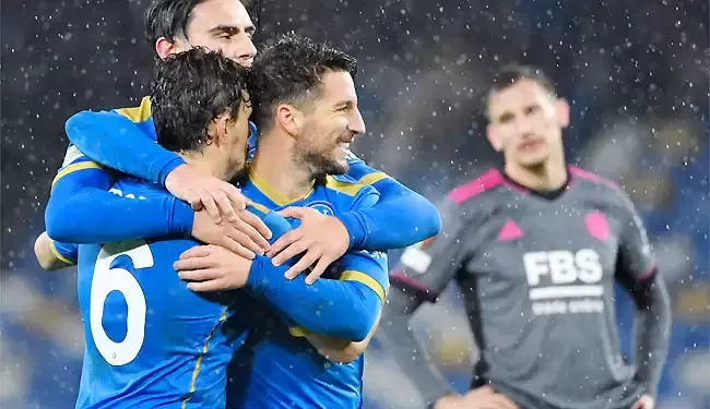 Napoli vence Leicester em jogo frenético e elimina ingleses