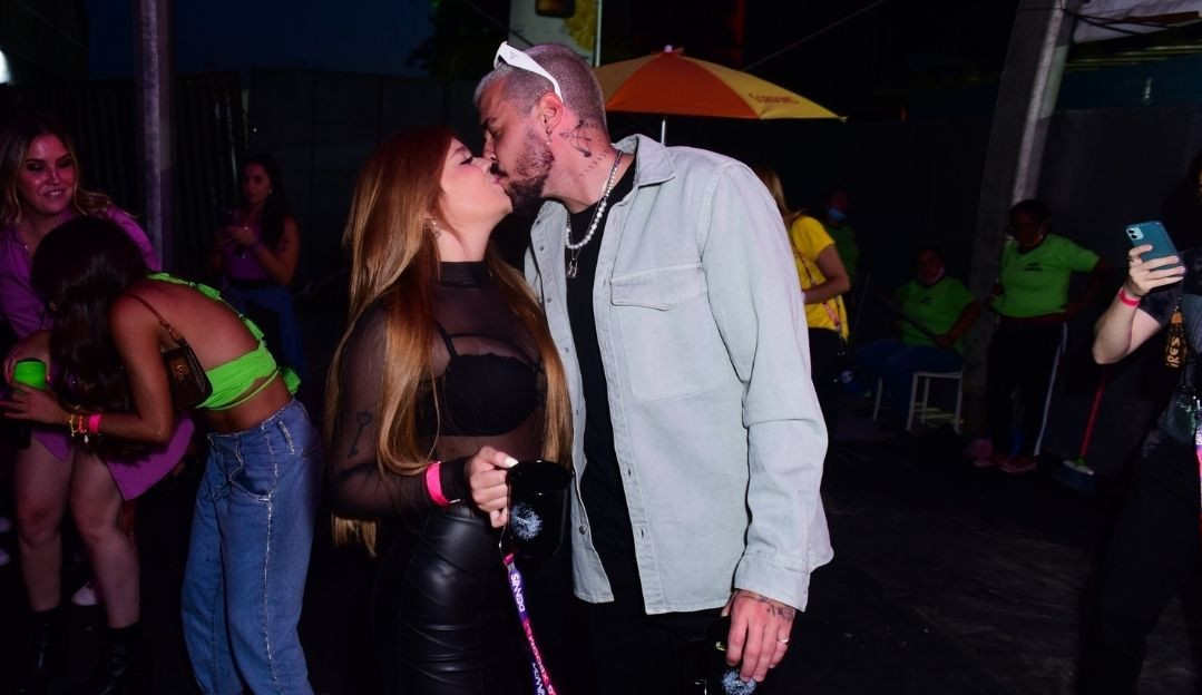 Viih Tube e Lipe Ribeiro se beijam durante show em São Paulo
