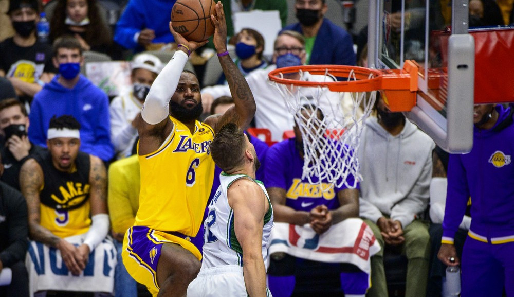 ‘Buzzer Beater’ de novato garante vitória dos Lakers 