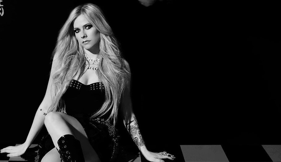 Avril Lavigne anuncia versão acústica de “Bite Me”