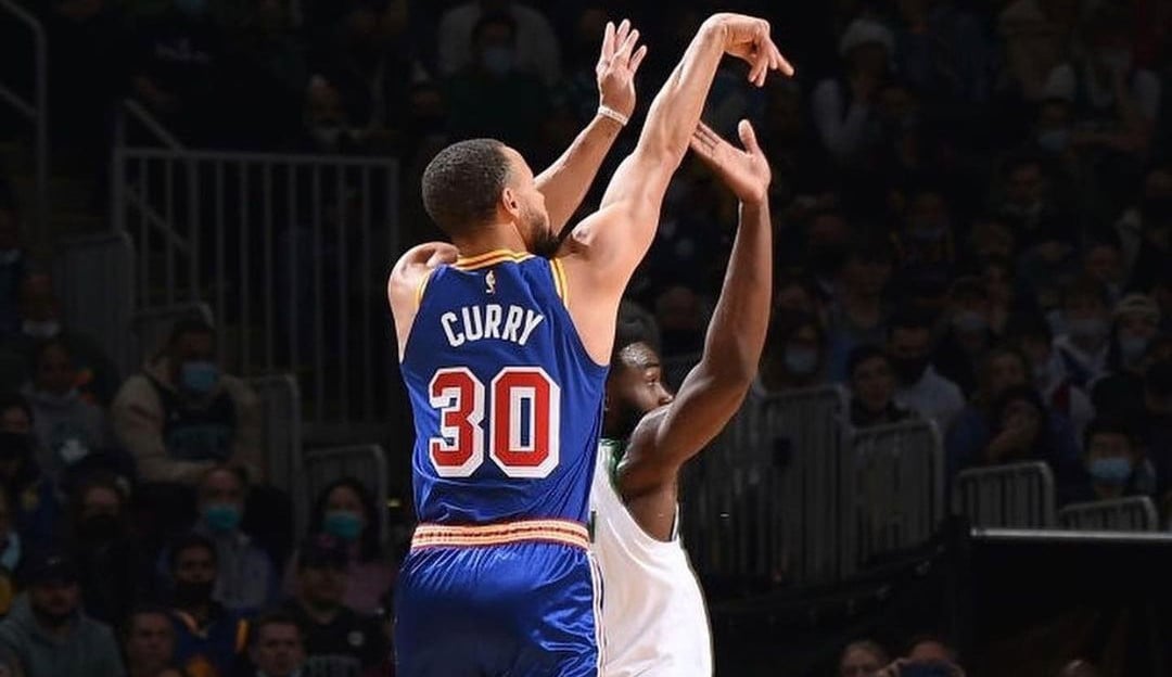 Warriors vencem os Celtics com mais uma noite inspirada de Curry