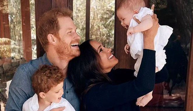 Príncipe Harry e Meghan Markle divulgam cartão de natal pela primeira vez com sua filha Lilibet 