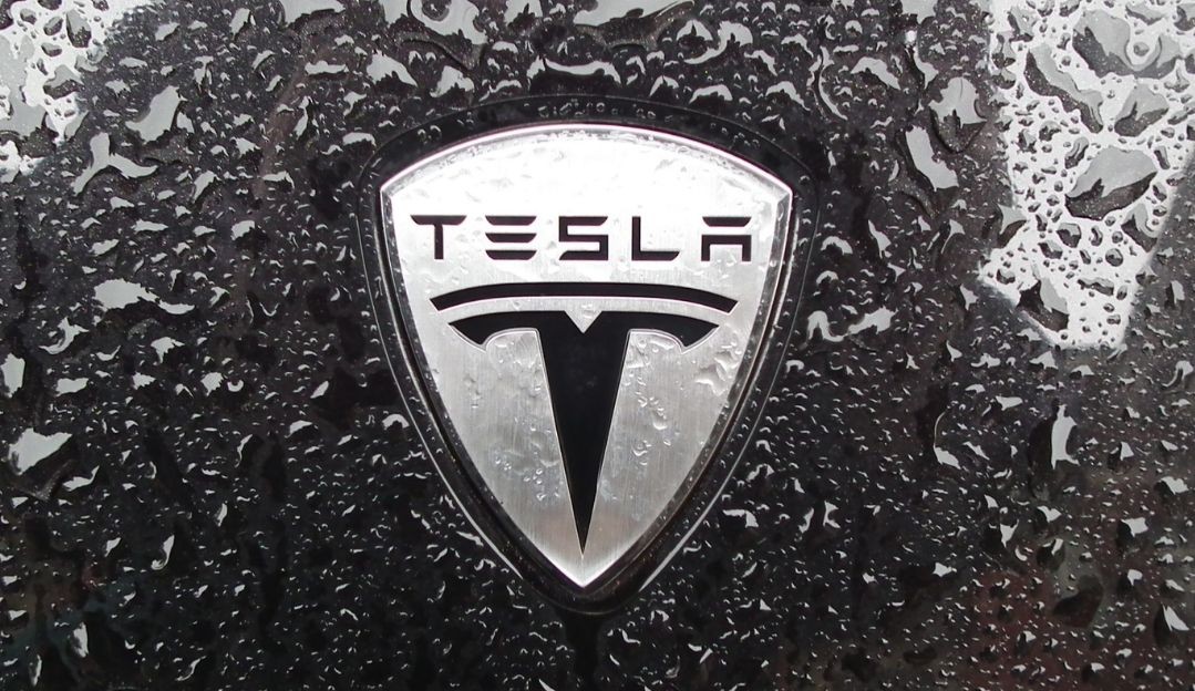 Tesla, de Elon Musk, é investigada por permitir que motoristas joguem videogames enquanto conduzem o veículo