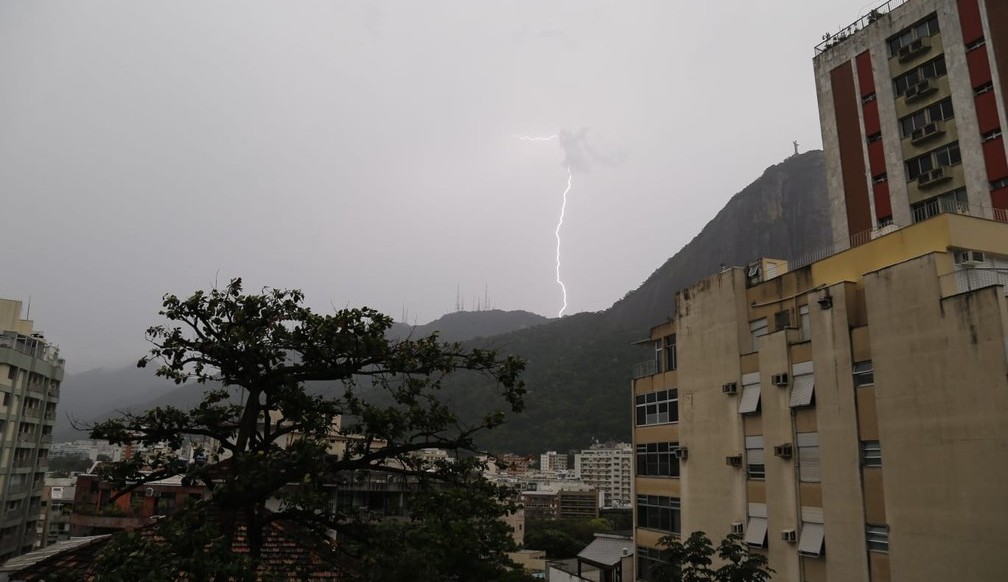 Com o mau tempo, cidade do Rio registra cerca de 3 mil raios