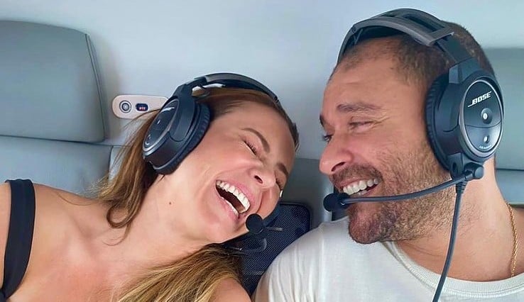 Paolla Oliveira e Diogo Nogueira trocam olhares apaixonados durante passeio de helicóptero