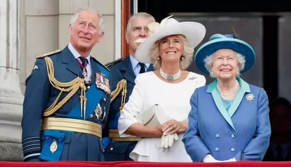Rainha Elizabeth II concede à esposa de Príncipe Charles o título de Lady Real
