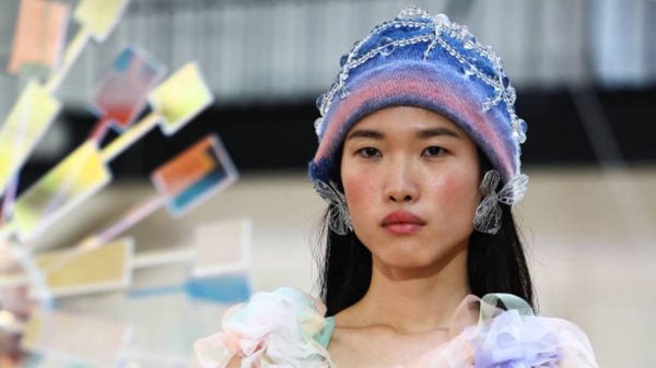 Uma modelo apresenta uma criação da designer londrina Susan Fang durante a apresentação da coleção Outono/Inverno de 2024 na passarela da London Fashion Week, em Londres, no dia 19 de fevereiro de 2024.