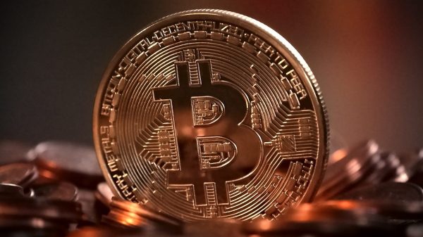 Bitcoin alcança valor de US$ 1 trilhão pela primeira vez desde 2021