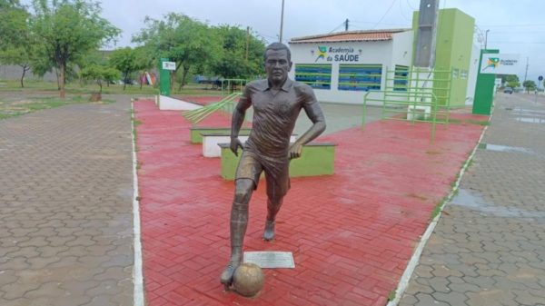 Daniel Alves pode ter estátua retirada da cidade onde nasceu por pedido de moradores