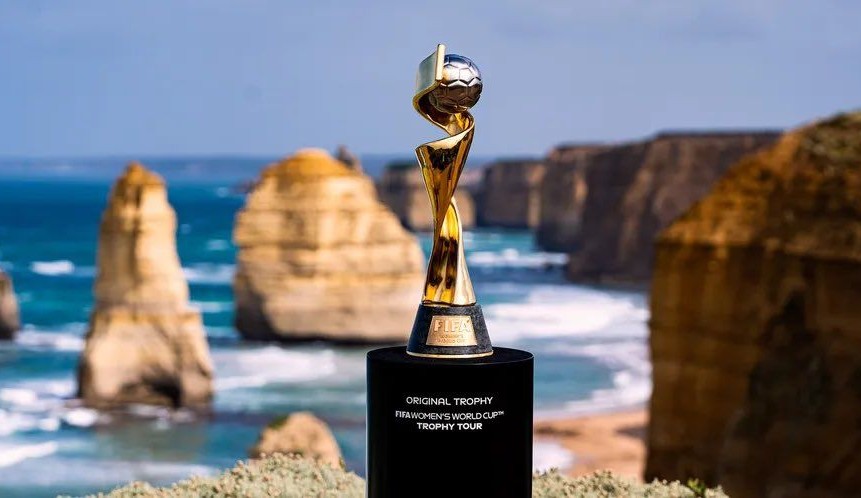 Taça da Copa do Mundo Feminina chega ao Brasil e será exibida no Cristo Redentor