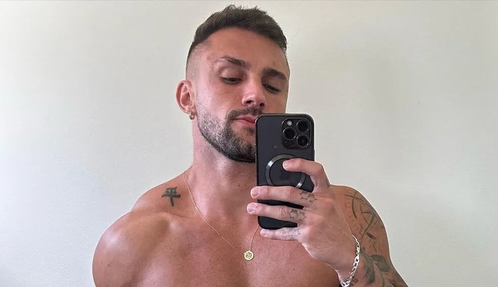 Arthur Picoli impressiona amigos e internautas com selfie de abdômen sarado
