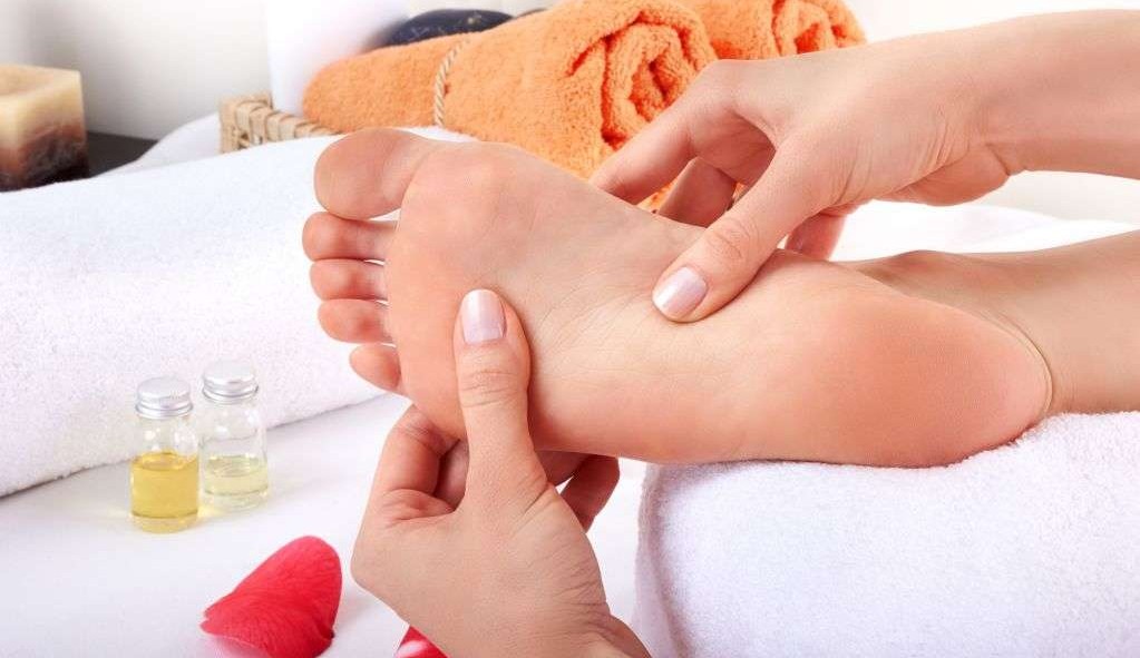 Aprenda a fazer uma rotina de massagem relaxante para os pés