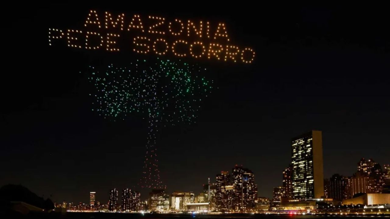 Espetáculo: mil drones iluminam Nova York em campanha pela Amazônia