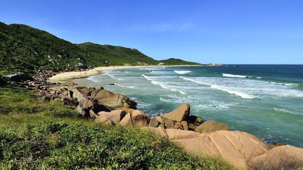 Conheça três praias de naturismo localizadas em Santa Catarina