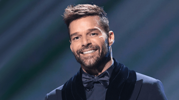 Ricky Martin celebra hit de sua carreira
