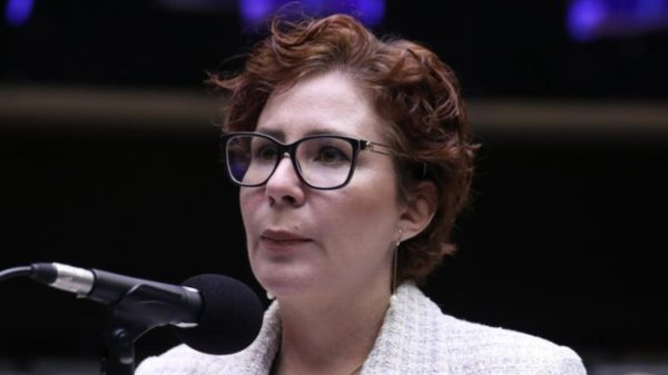 Deputada Carla Zambelli adia pedido de impeachment contra presidente Lula