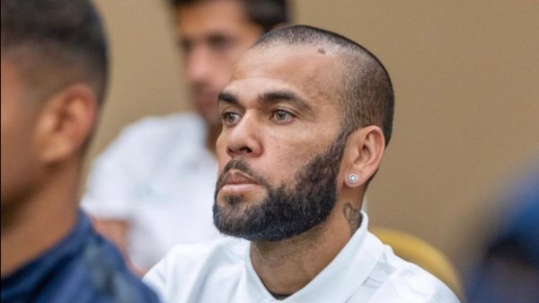 Daniel Alves receberá R$ 6,5 milhões do Tesouro espanhol e quer usar para ter liberdade