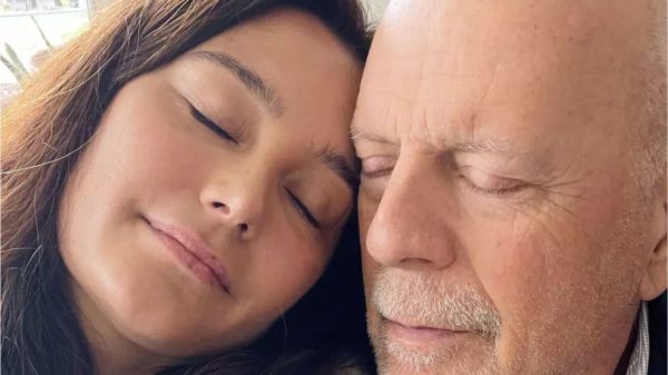 Esposa de Bruce Willis procurou ajuda após diagnóstico de demência do ator