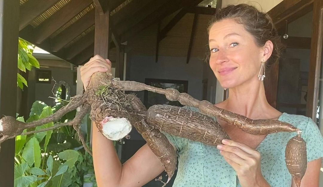 Gisele Bündchen colhe mandioca de sua horta e compartilha receita com seguidores