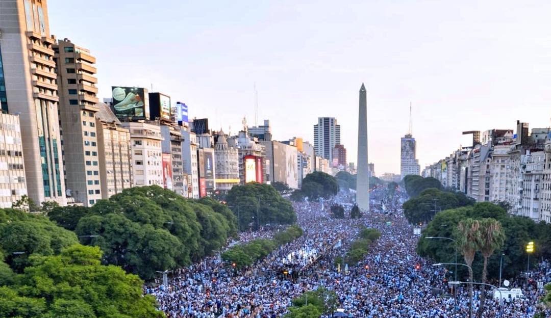 Desfile de comemoração acaba em queda de torcedor e pneus roubados na Argentina