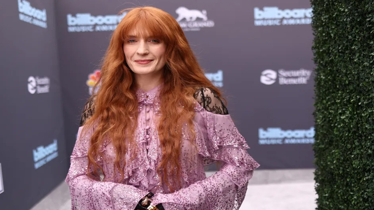 Florence Welch revela cirurgia de emergência e adiamento de shows