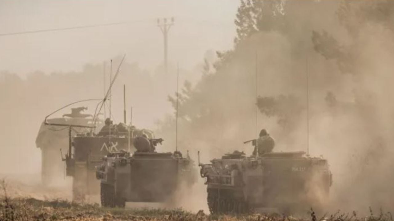 Tanques militares israelenses e veículos blindados deixam a Faixa de Gaza