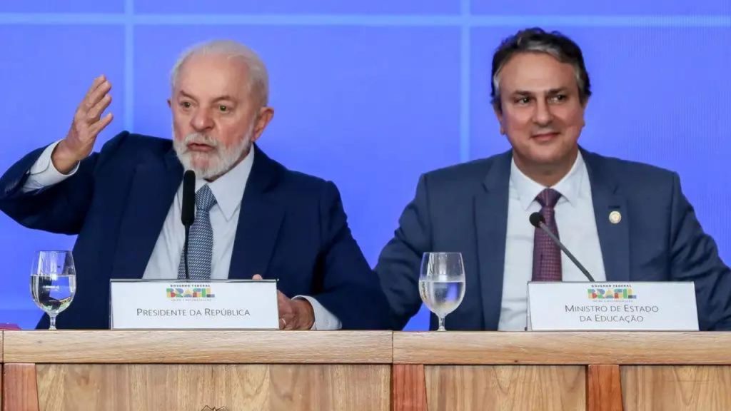 Programa do Governo Federal irá pagar R$ 2 mil por ano a alunos do ensino médio