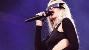 “Whatever”: Ava Max lança novo single com base em música de Shakira