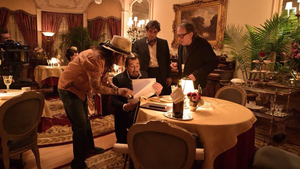 Bastidores revelam Johnny Depp dirigindo nova produção Johnny Depp dirigindo filme