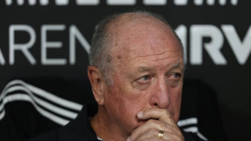 Técnico do atlético- MG Felipão reprova decisão de torcida única em clássico