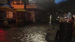 Chuva castiga Rio de Janeiro e causa alagamentos durante a madrugada deste domingo
