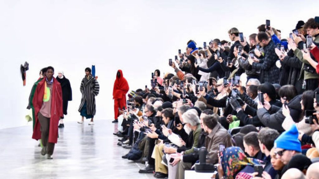 Issey Miyake faz desfile de sua coleção em Paris