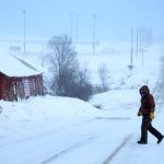 Homem andando na neve