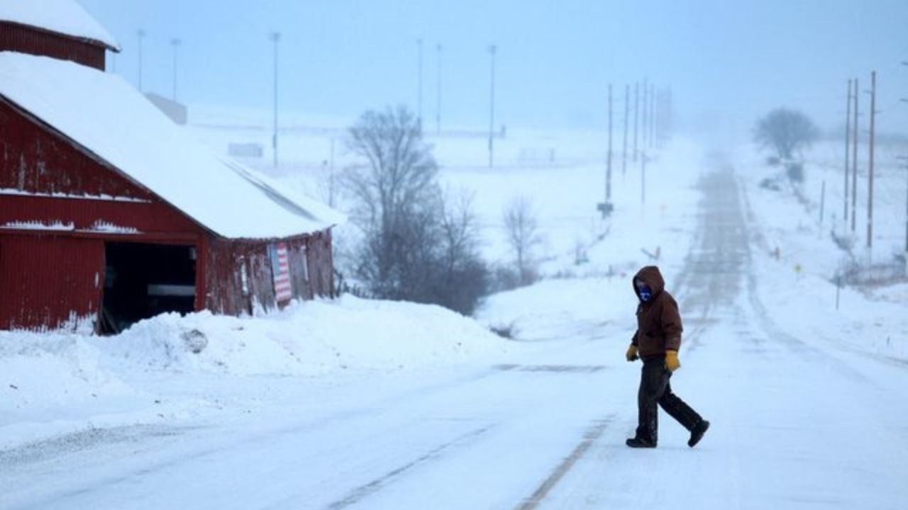 Homem andando na neve