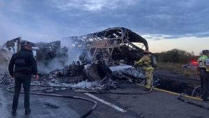 Ônibus e trailer colidem no México e deixam 19 mortos e 22 feridos