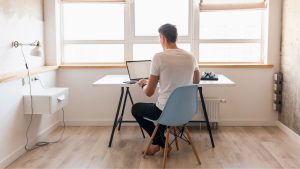 Passar longo período sentado aumenta risco de morte precoce em 16%, diz estudo