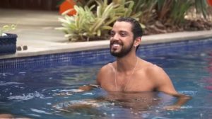 Rodrigo Simas fala sobre a preocupação com a carreira após se descobrir bissexual