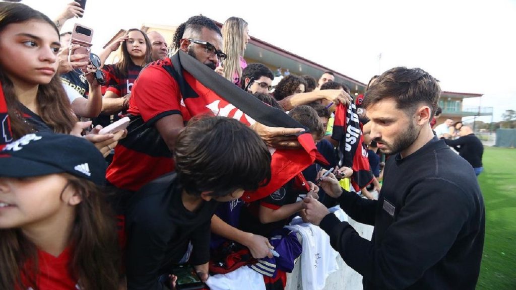 Flamengo anuncia Viña como seu novo reforço para 2024