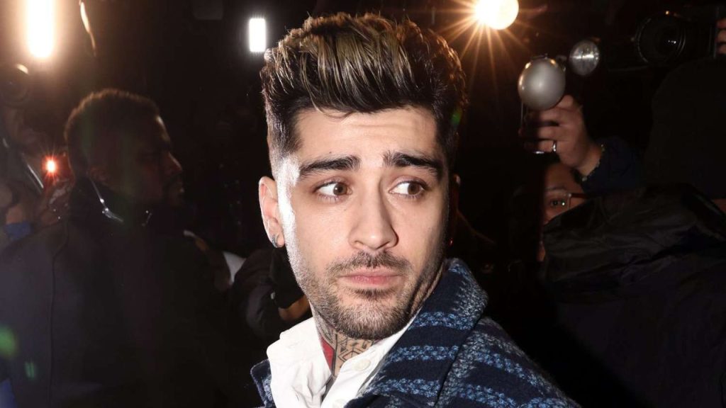 Zayn Malik aparece publicamente após cinco anos fora dos holofotes
