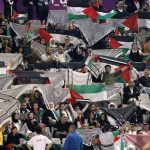 Torcida da Palestina comemorando a vitória e a classificação