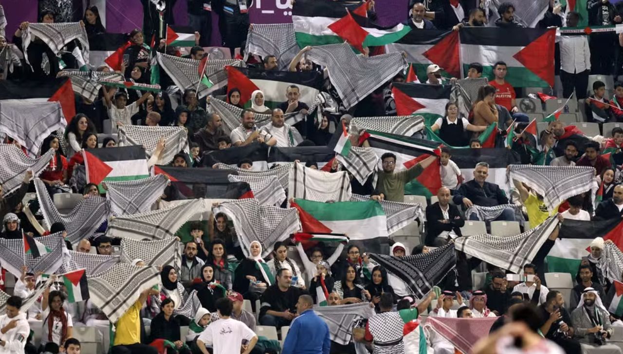 Torcida da Palestina comemorando a vitória e a classificação