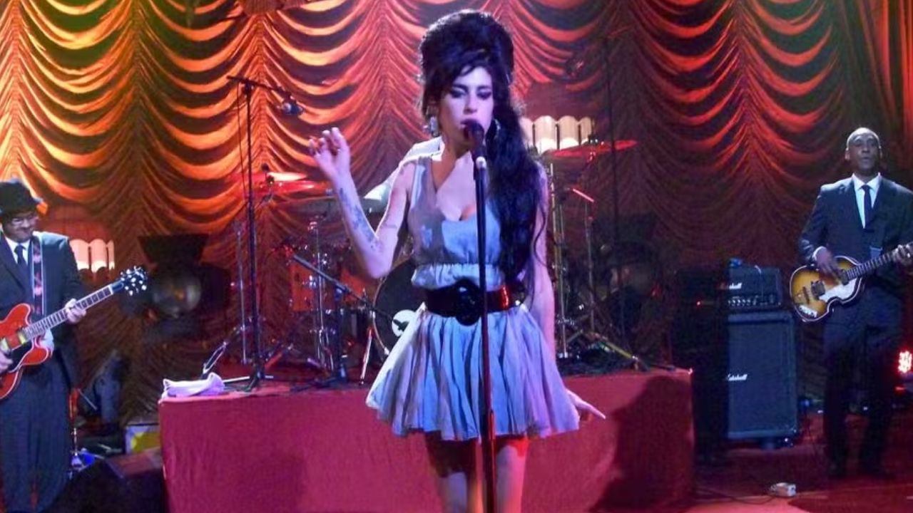 Amy Winehouse durante apresentação musical