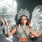 Anitta homenageando a escola de samba Imperatriz Leopoldinense em seu show