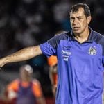 Fábio Carille na beira do campo em jogo do Santos