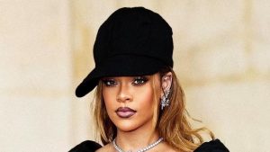 Rihanna chama atenção durante aparição no desfile da Dior em Paris
